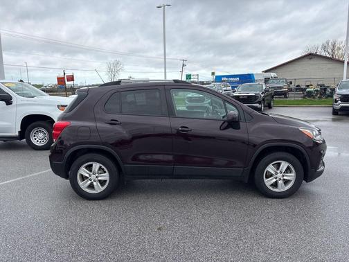 Black Cherry Metallic 2022 Chevrolet Trax LT