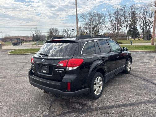 Crystal Black Silica 2011 Subaru Outback 3.6 R Limited