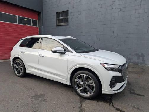 2022 Audi e-tron Premium Plus