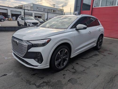 2022 Audi e-tron Premium Plus