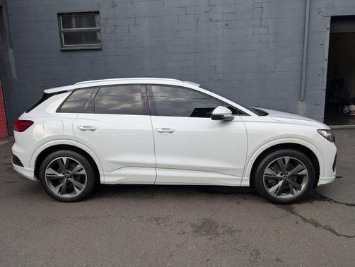 2022 Audi e-tron Premium Plus