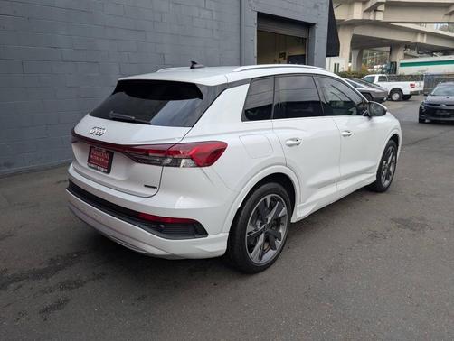 2022 Audi e-tron Premium Plus