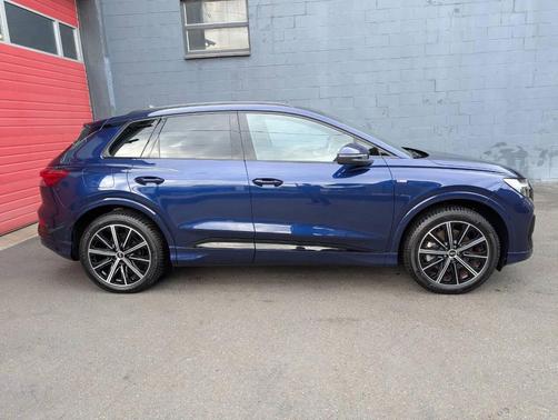 2022 Audi e-tron Premium Plus