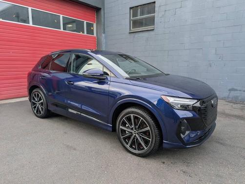 2022 Audi e-tron Premium Plus