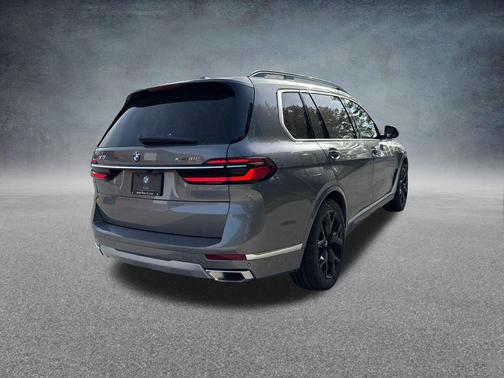 Skyscraper Grey Metallic 2026 BMW X7 xDrive40i