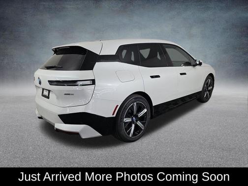 Mineral White Metallic 2023 BMW iX xDrive50