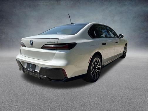Mineral White Metallic 2026 BMW i7 xDrive60