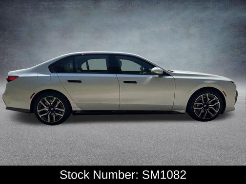 Mineral White Metallic 2026 BMW i7 xDrive60