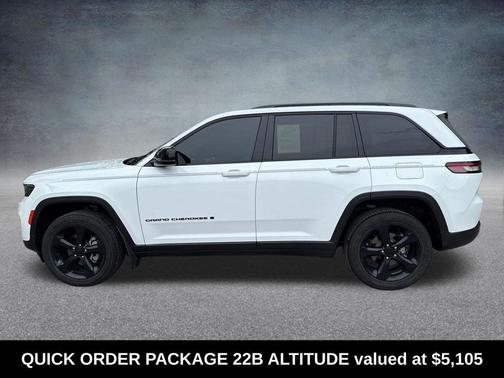 Bright White Clearcoat 2022 Jeep Grand Cherokee Altitude