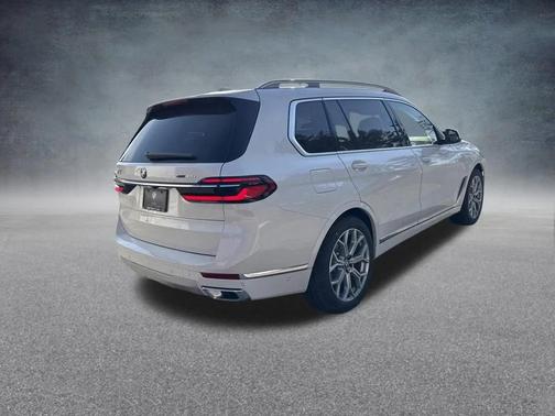 Mineral White Metallic 2026 BMW X7 xDrive40i