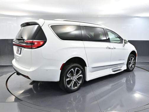 2022 Chrysler Pacifica L