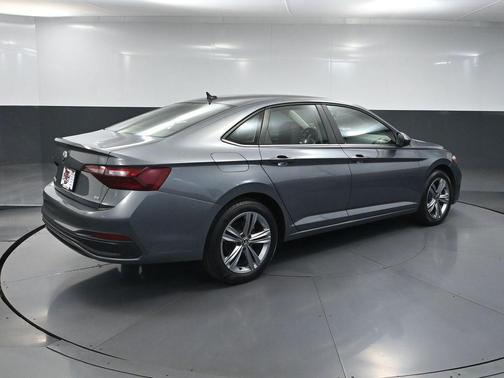 Platinum Gray Metallic 2024 Volkswagen Jetta 1.5T SE