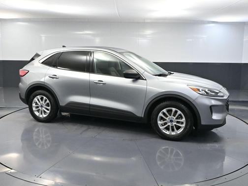 ICONIC SILVER 2022 Ford Escape SE