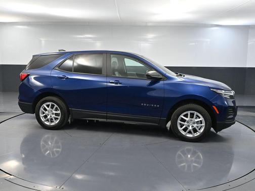 Blue Glow Metallic 2022 Chevrolet Equinox LS