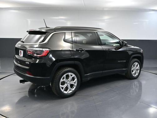 Diamond Black Crystal Pearlcoat 2024 Jeep Compass Latitude
