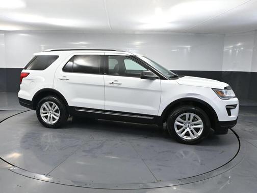 Oxford White 2019 Ford Explorer XLT