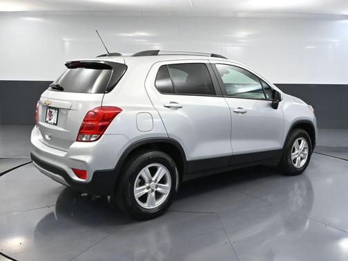 Silver Ice Metallic 2022 Chevrolet Trax LT