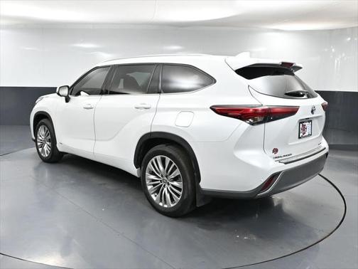 2023 Toyota Highlander Hybrid Platinum