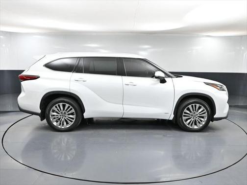 2023 Toyota Highlander Hybrid Platinum