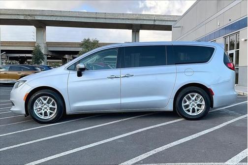 2022 Chrysler Voyager LX
