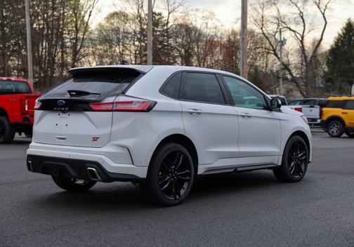 White Metallic 2022 Ford Edge ST