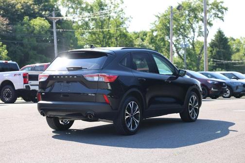 Black Metallic 2022 Ford Escape SE