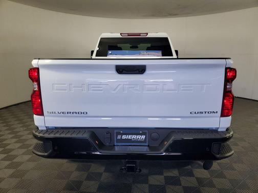 Summit White 2026 Chevrolet Silverado 2500 Custom