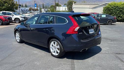 Photo 3 of 32 of 2017 Volvo V60 T5 Premier