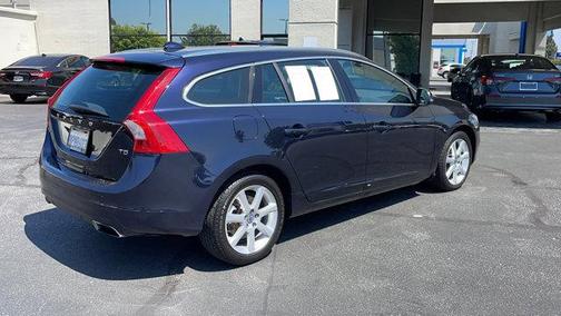 Photo 5 of 32 of 2017 Volvo V60 T5 Premier