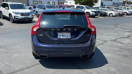 Photo 4 of 32 of 2017 Volvo V60 T5 Premier