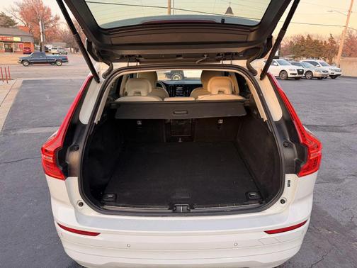 2022 Volvo XC60 B5 Momentum