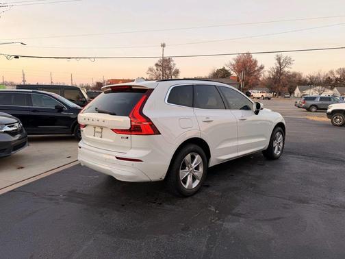 2022 Volvo XC60 B5 Momentum