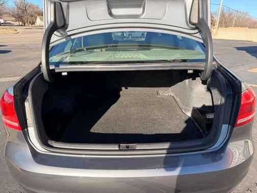 2013 Volkswagen Passat 2.0 TDI SE w/ Sunroof