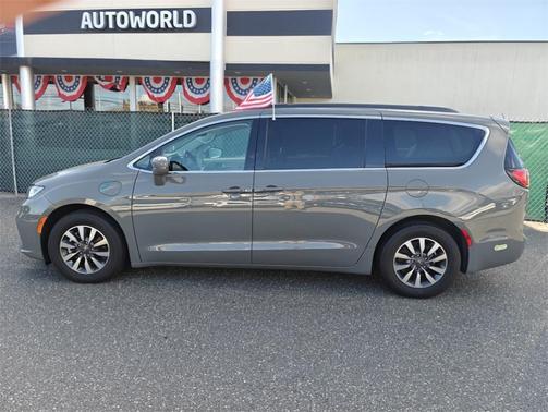 2022 Chrysler Pacifica Hybrid Touring L