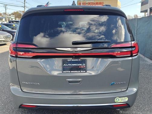 2022 Chrysler Pacifica Hybrid Touring L