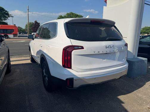 Glacial White Pearl 2023 Kia Telluride LX