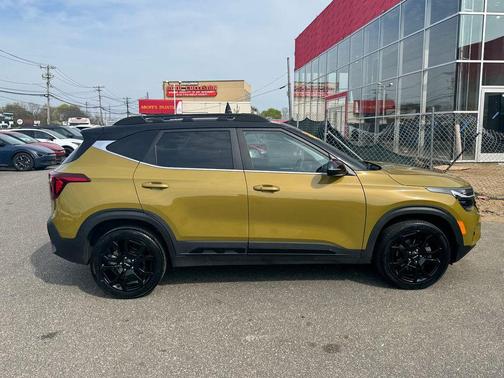 Green / Black 2024 Kia Seltos X-Line