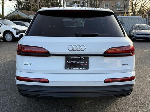2022 Audi Q7 45 Premium Plus