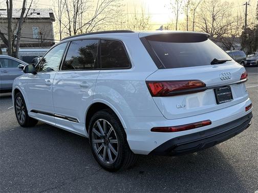 2022 Audi Q7 45 Premium Plus