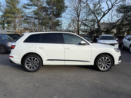 2022 Audi Q7 45 Premium Plus