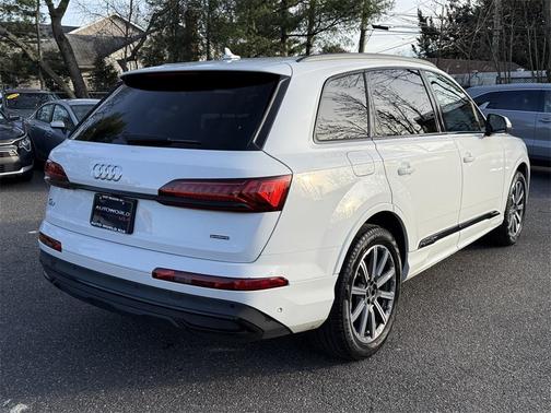 2022 Audi Q7 45 Premium Plus