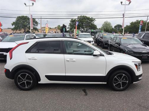 2023 Kia Niro LX