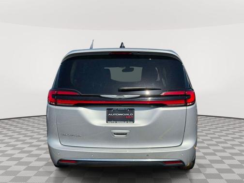 Silver Mist Clearcoat 2023 Chrysler Pacifica Touring-L
