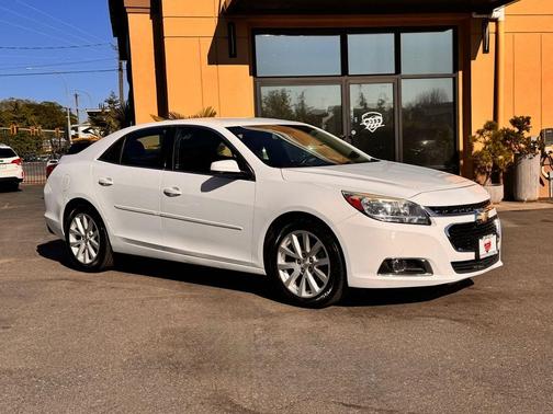 Summit White 2015 Chevrolet Malibu 2LT