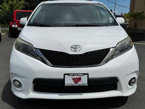 Super White 2017 Toyota Sienna SE