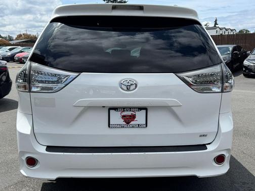 Super White 2017 Toyota Sienna SE
