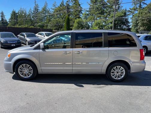 2016 Chrysler Town & Country Touring-L