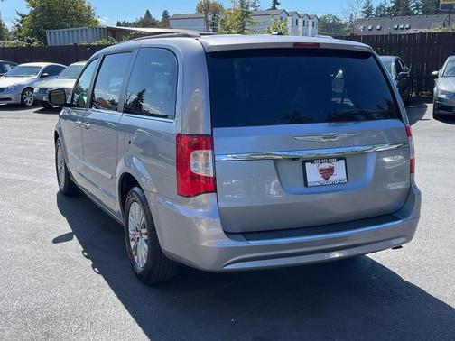 2016 Chrysler Town & Country Touring-L
