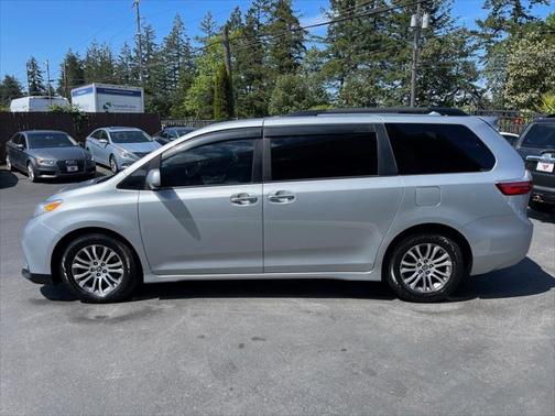 2020 Toyota Sienna XLE