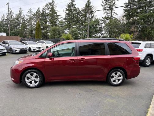2016 Toyota Sienna LE